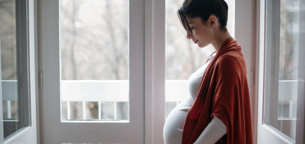 Una mujer embarazada.