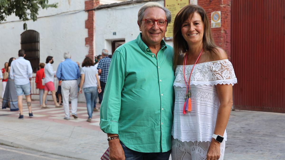 El presidente de Ashotur, Carlos Escorihuela, junto a su esposa, Esther Labaig.