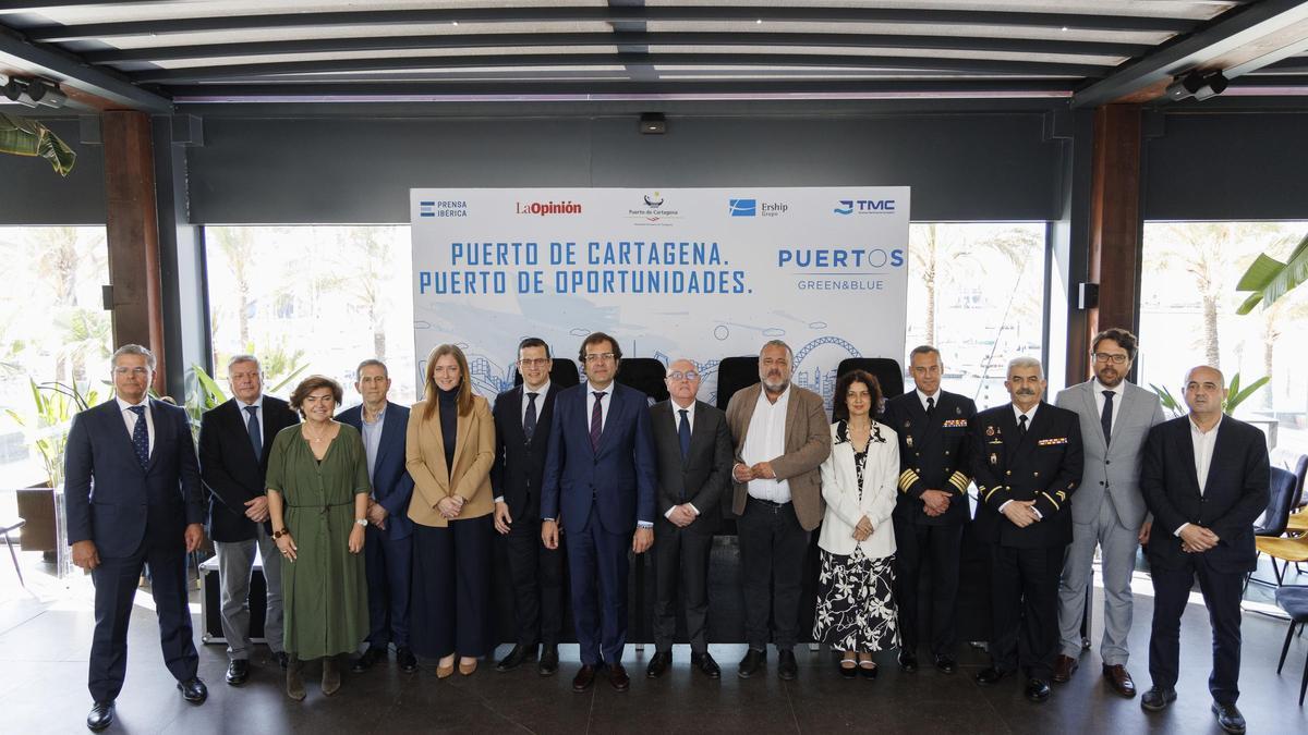 Foto de familia de expertos y autoridades asistentes al foro de Prensa Ibérica