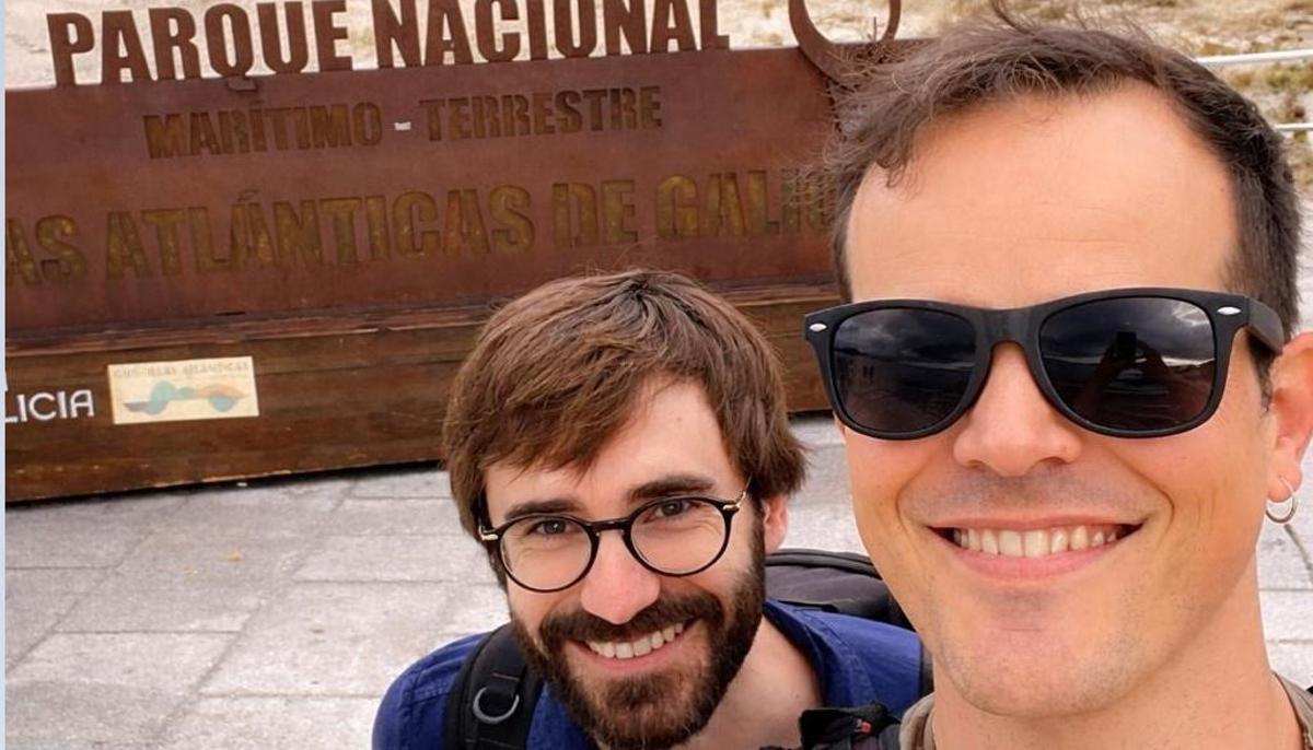 Christian Borrelli (derecha) y su compañero Pello Latasa, en las islas Cíes.