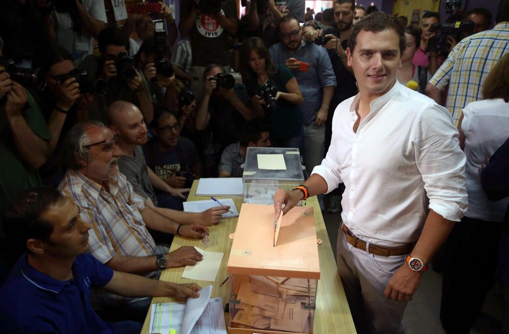 ALBERT RIVERA VOTA EN L' HOSPITALET (BARCELONA)