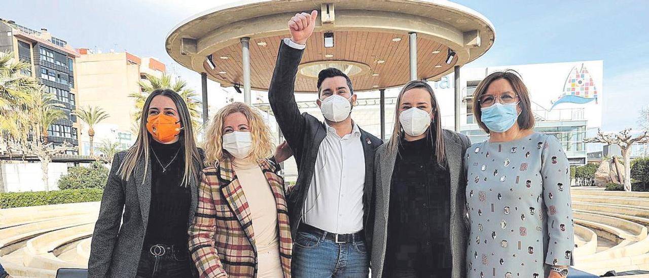 Falomir, en el centro, arropado por Tania Baños, Virginia Martí, Rocío Ibáñez y Xaro Miralles, en campaña.