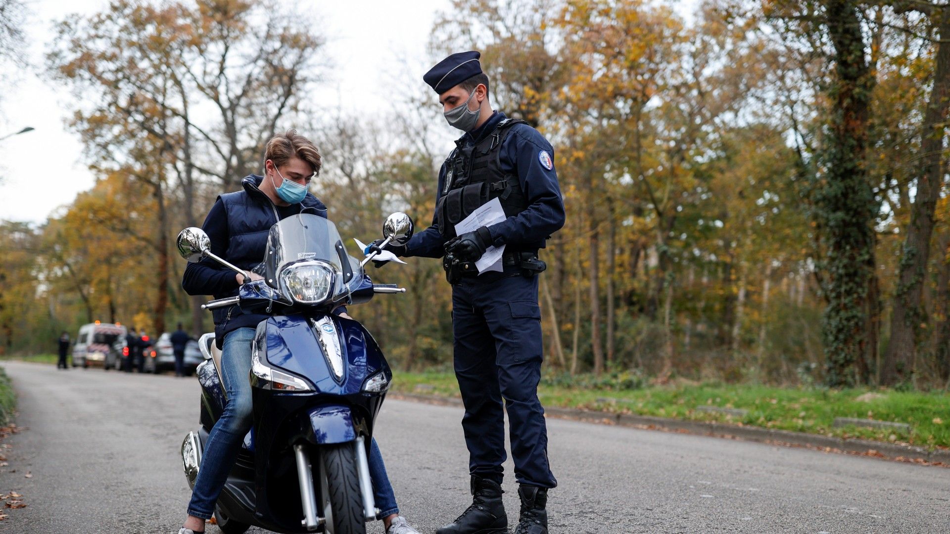 Un policía pide certificados covid en el parque Bois de Boulogne durante las restricciones, el pasado 14 de noviembre.