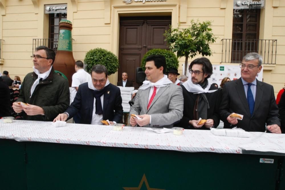 Reparto de pasteles de carne en la plaza del Romea