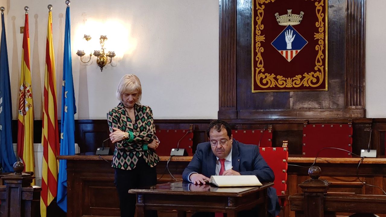 El 'conseller' Elena firma el Libro de Honor del Ayuntamiento de Esplugues