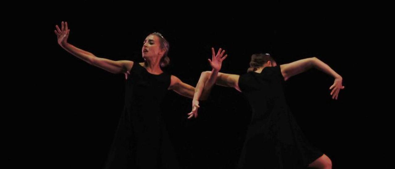 Laura López y Ariadna Llussà bailando en la muestra final de Estancias Coreográficas.