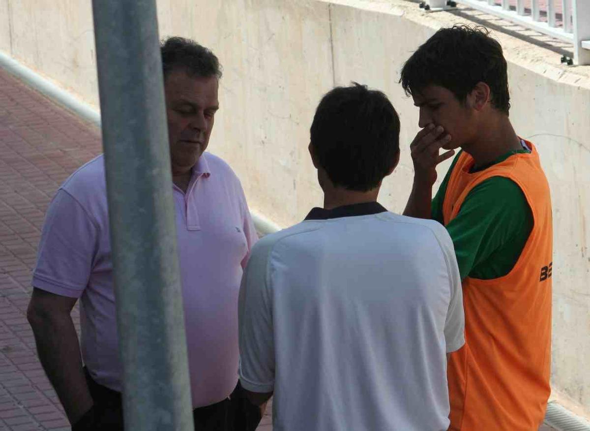 Jordi Marenyà hablando con el entrenador del CD Castellón, Asier Garitano, y Pepe Heredia