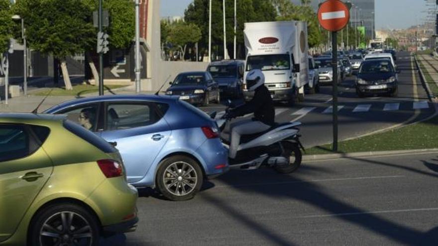 Retenciones en la avenida Juan Carlos I, al norte de la ciudad, donde ha aumentado la afluencia de tráfico.