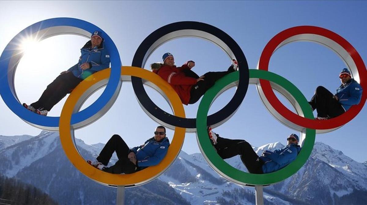L’equip d’esquí alpí d’Àustria posa a les anelles olímpiques a Rosa Khutor, seu dels Jocs d’hivern Sotxi 2014 .