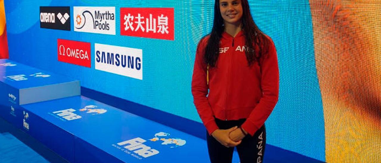 Elena Melián posa en el podio de la piscina en la que competirá durante el Mundial de natación 2019.