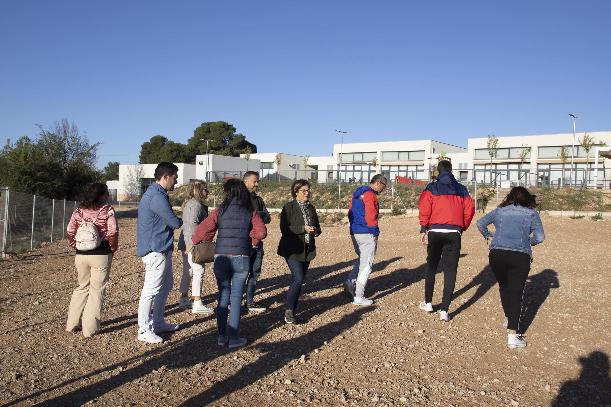 Protesta a las puertas del CEIP Lluís Vives de Bocairent por la paralización de las obras.