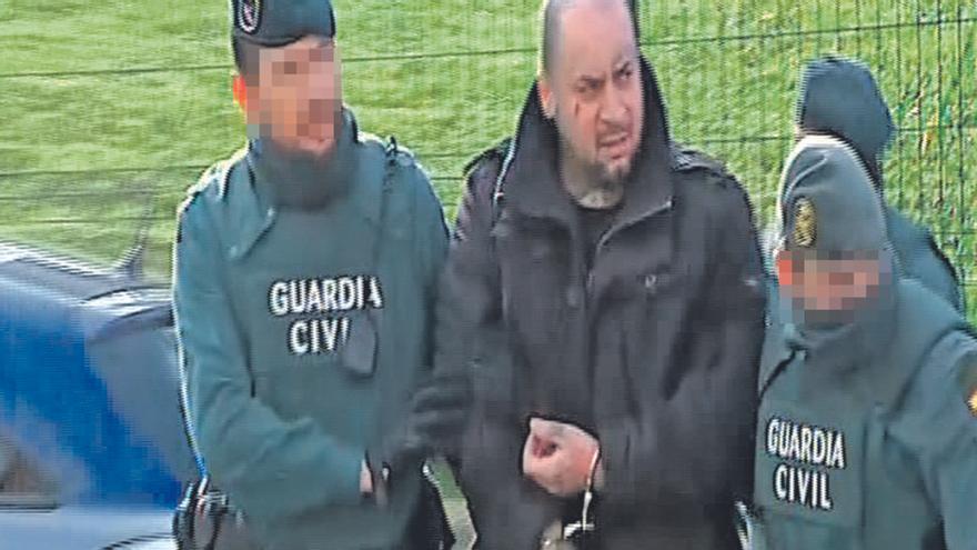 Claudiu Bogdan Fluierasi llega a los juzgados de Siero, esta mañana, conducido por dos agentes de la Guardia Civil