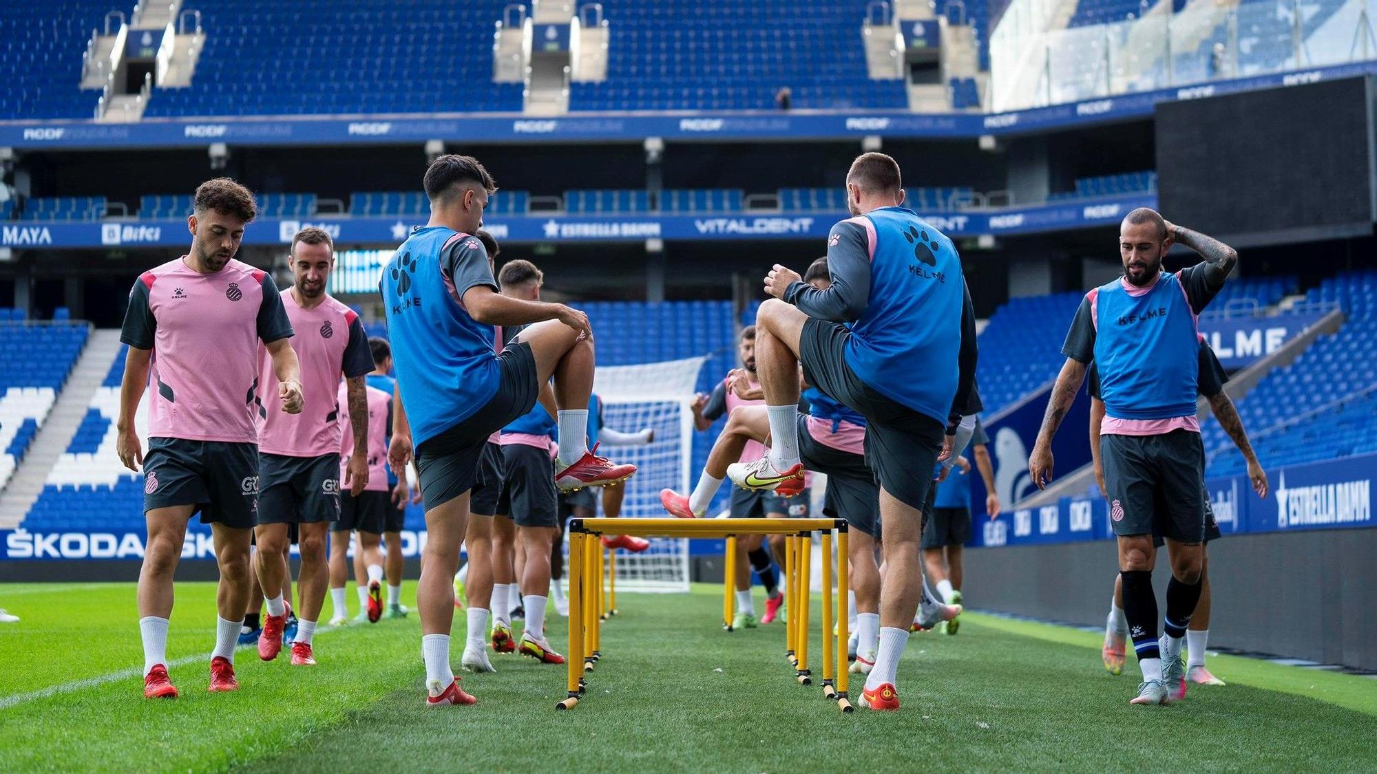 Los jugadores del Espanyol se entrenan en el RCDE Stadium.