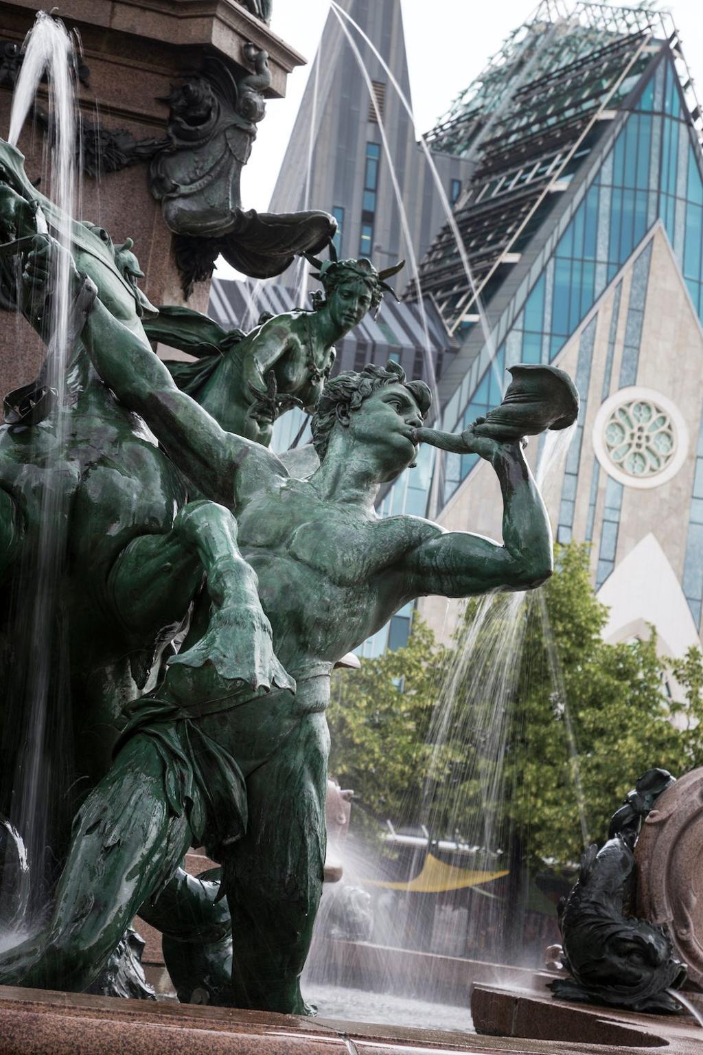 Detalle de la fuente Mendebrunnen en la Augustusplatz de Leipzig.