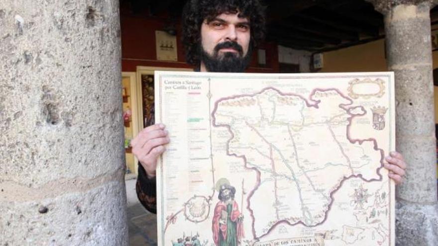 Carlos Adeva junto al mapa medieval del Camino a Santiago.