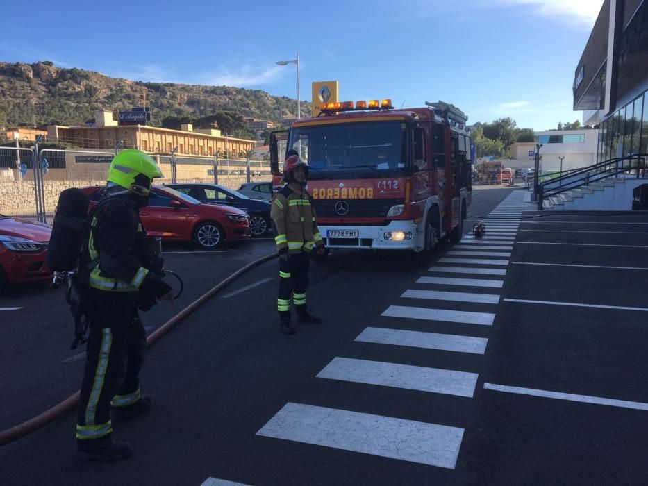 Seis intoxicados en un incendio en un concesionario de coches de Alicante.