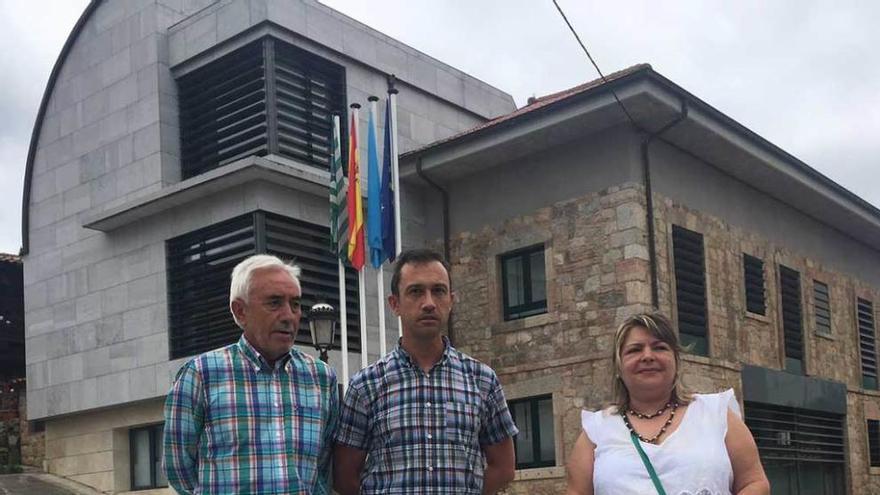 Avelino García, Ovidio Zapico y Marián Sampedro, ayer, delante del Ayuntamiento de Las Regueras.