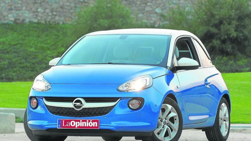 Objetivo conseguido: el Opel Adam se distingue en el tráfico urbano al primer vistazo; con personalidad a raudales, le podremos dar el aspecto que mejor nos cuadre gracias a múltiples posibilidades