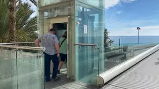 La pasarela del Postiguet de Alicante recupera su ascensor a trompicones seis meses después