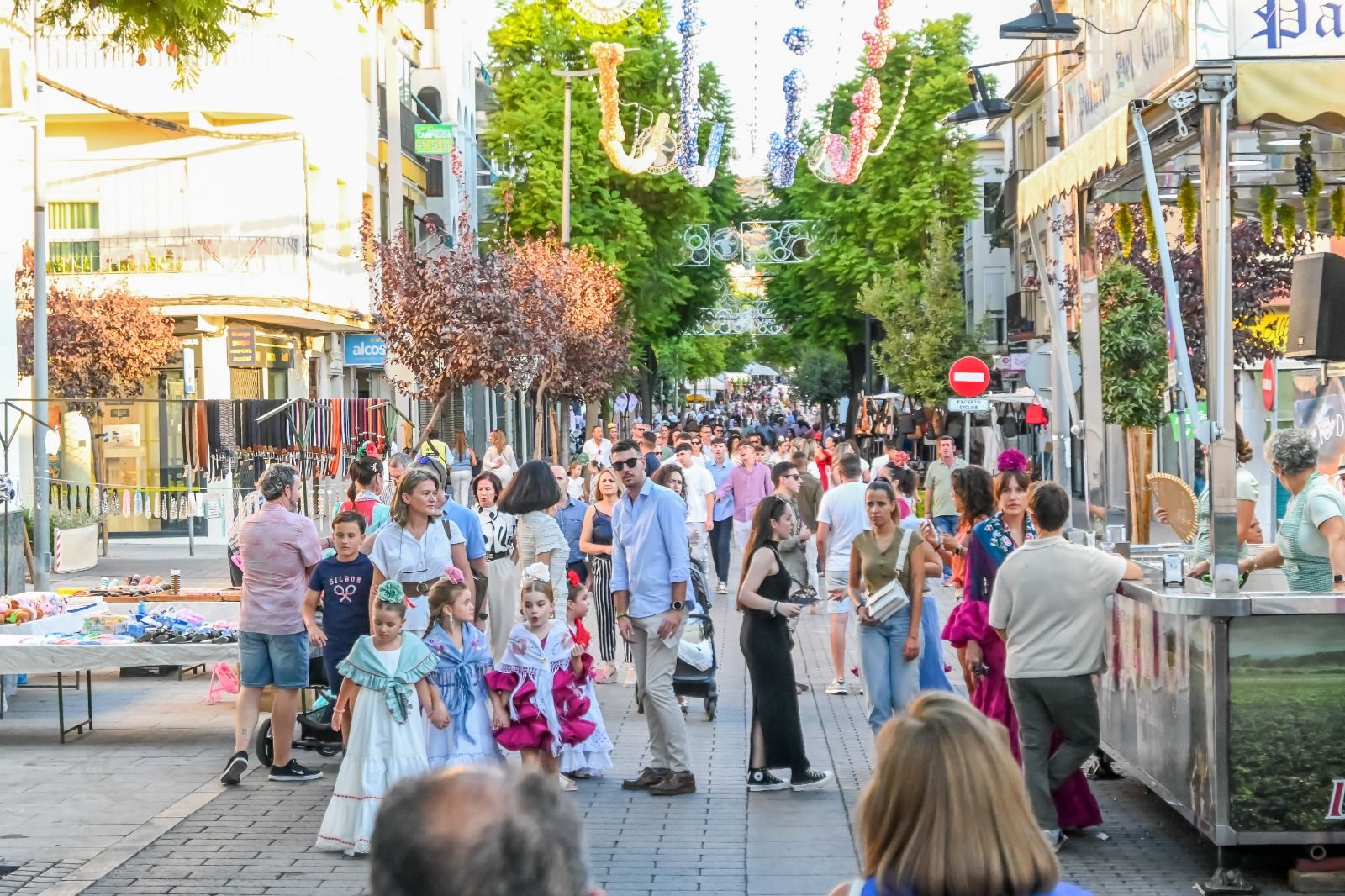 Vecinos y visitantes llenan cada día la Feria Real de Baena
