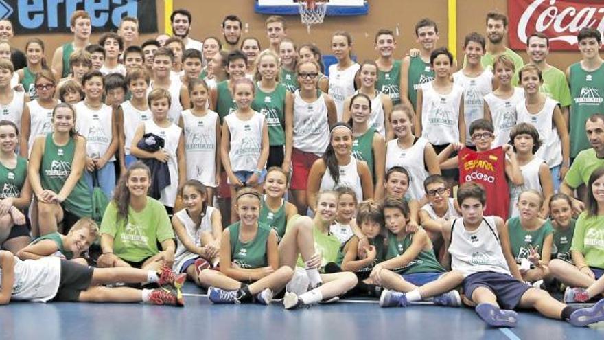 Álex Abrines y Alba Torrens se divierten con los alumnos del Tecnicamp Campus