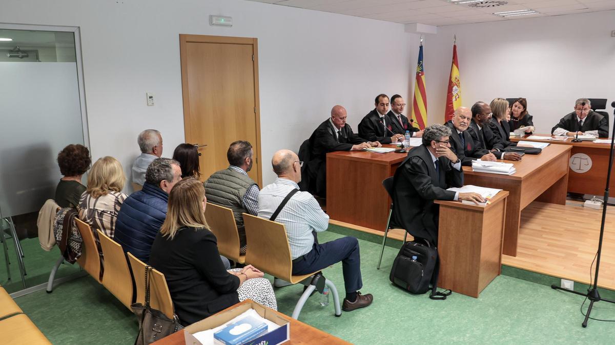 Los ocho acusados en el banquillo el día que arrancó el juicio.