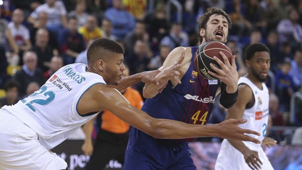 Tomic ante Tavares durante el duelo disputado en el Palau