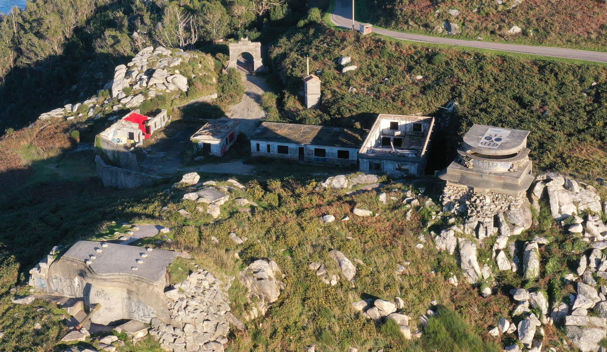 Vista general de las instalaciones militares por las que puja el Concello de Baiona.