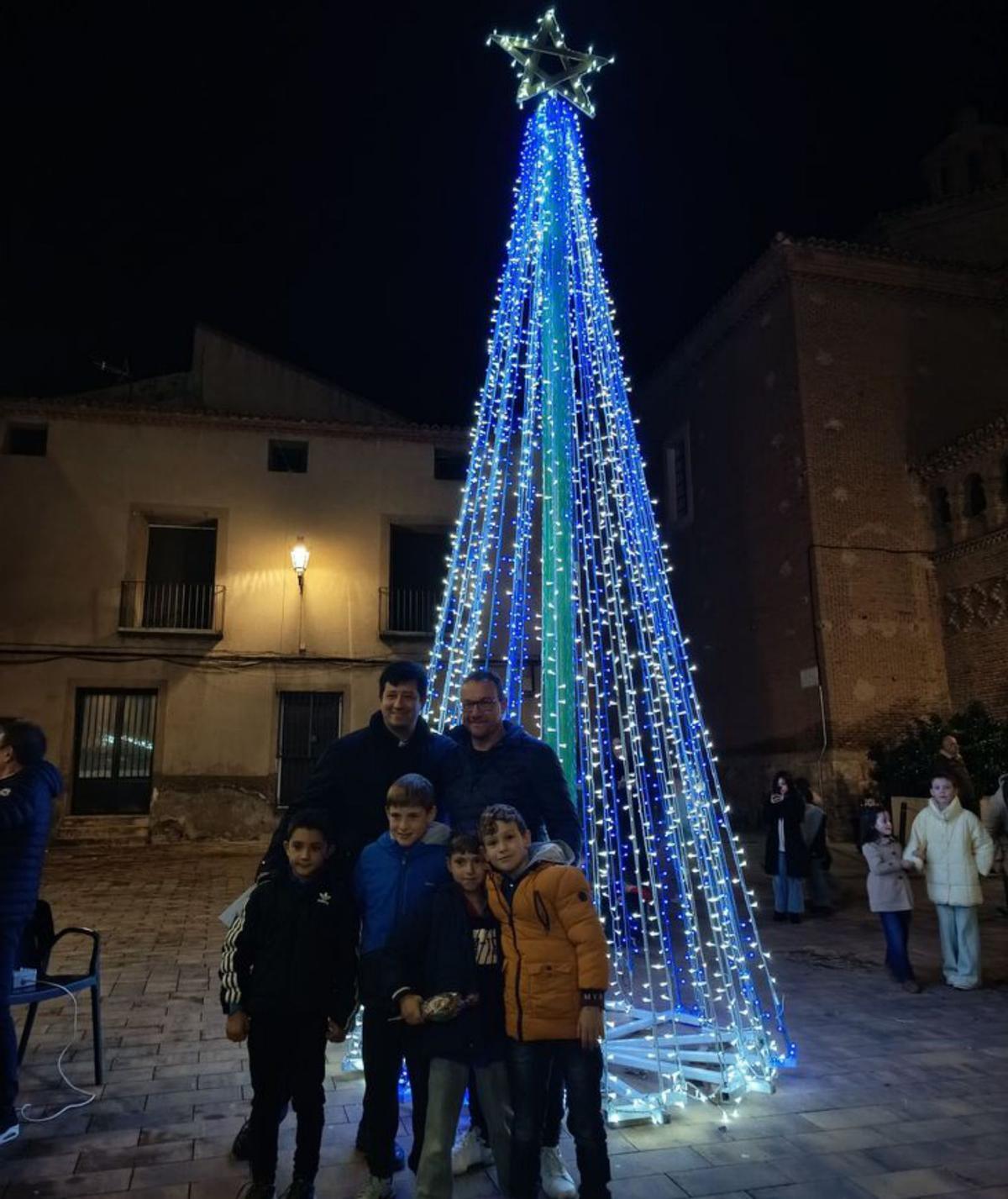 Las luces iluminaron las calles de la localidad.