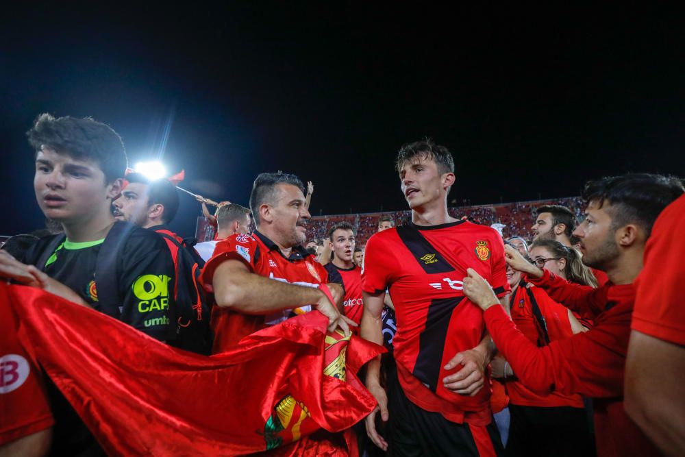 Los aficionados del Mallorca invaden el campo tras el pitido final