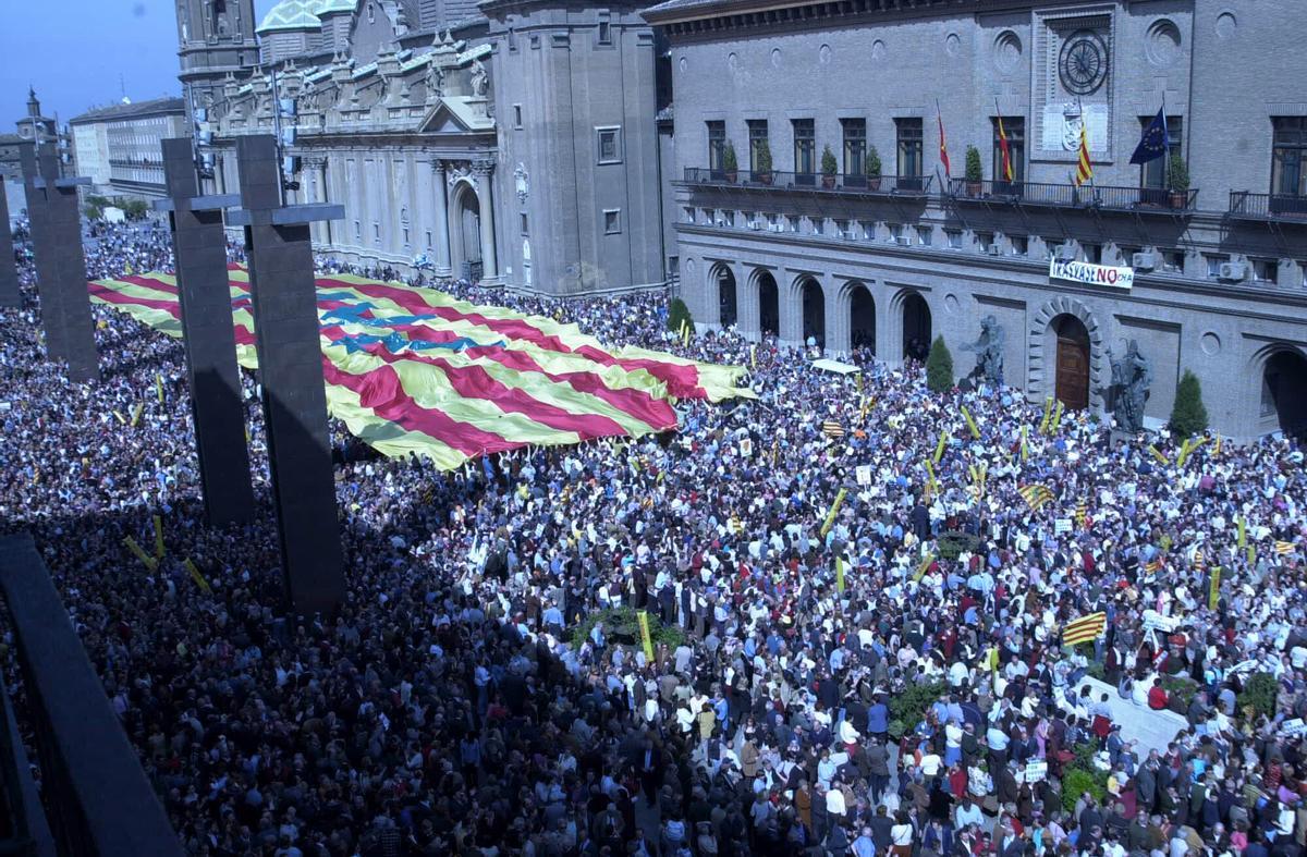 Un 23 de abril histórico reunió a miles de aragoneses en Zaragoza protestando contra el Plan Hidrológico Nacional.