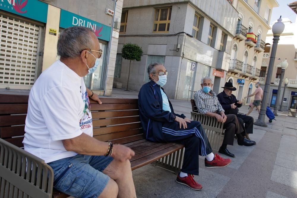 Los mayores de 70 salen a pasear en Elche