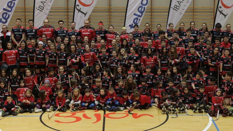 Todos los equipos del Telecable Gijón posan juntos en el acto de presentación celebrado ayer en Mata Jove. | Juan Plaza