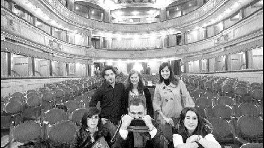 Los integrantes del Grupo de Teatro Universitario, ayer, en el Palacio Valdés.