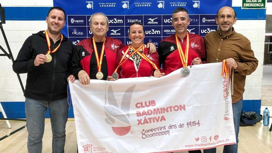 Deportistas del Bádminton Xàtiva con las medallas conseguidas en el Campeonato de España Senior.
