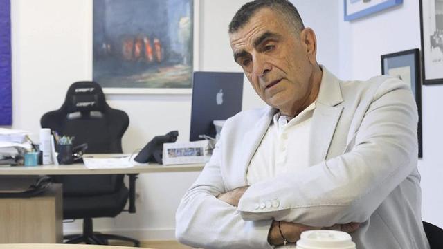 El despacho de Vilás está lleno de obras de arte, algunas regaladas por sus propios pacientes.