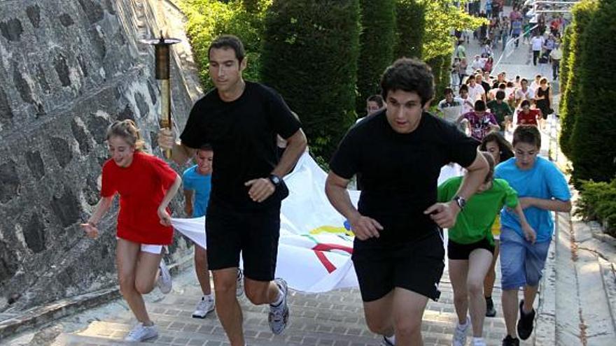 Momento de la inauguración de las 24 Horas de Alcoy, ayer, en el polideportivo Francisco Laporta. RUBÉN CERVERA