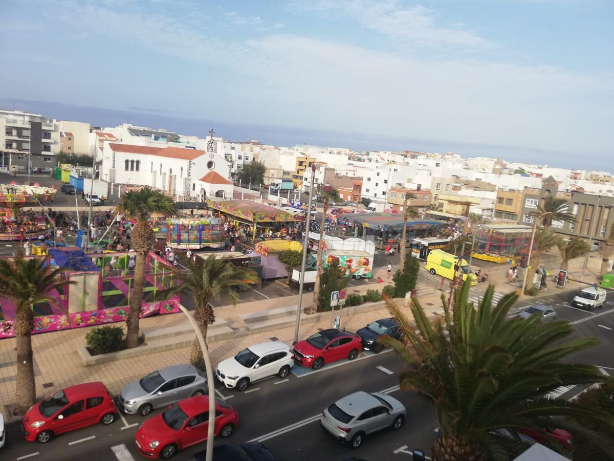 La feria y atracciones arrancó ayer en la plaza.