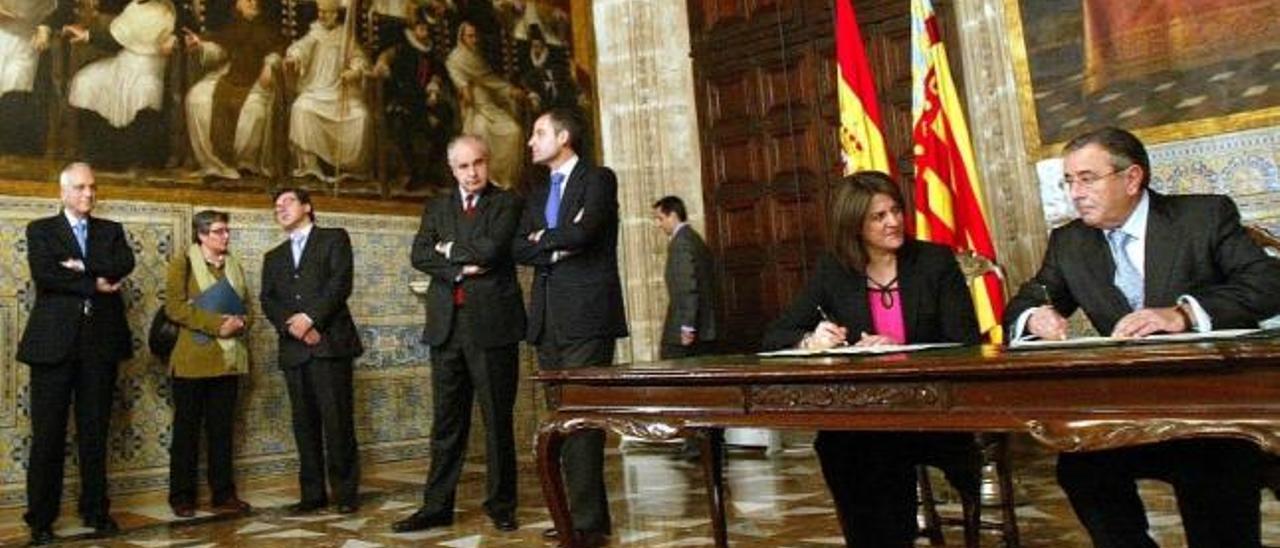 Firma del Plan Estatal de la Vivienda 2005-2008 en el Palau de la Generalitat.
