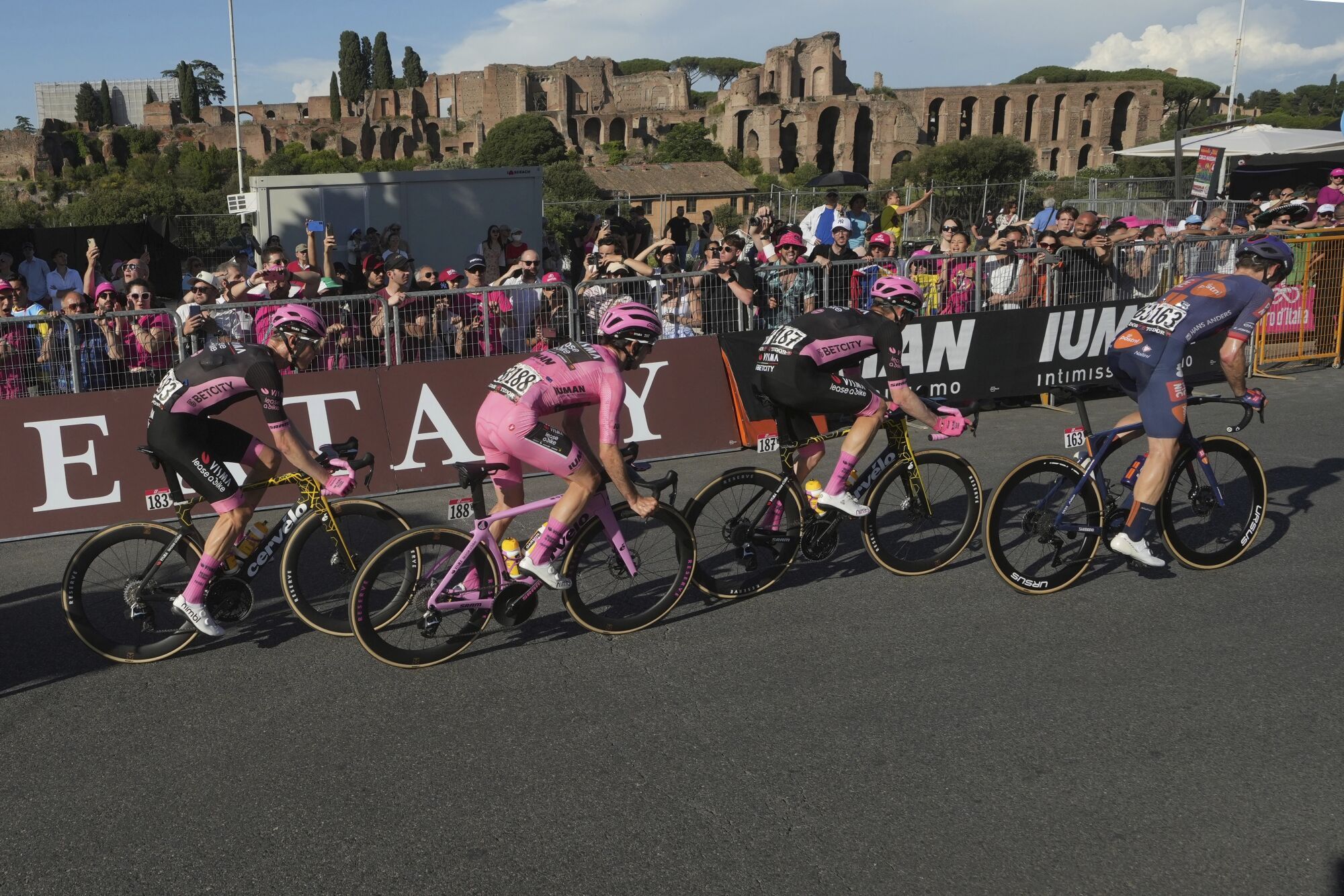 Britain's Simon Yates, second from left, wears the pink jersey as he rides past the Palatine Hill during the final stage of the Giro d'Italia cycling race, in Rome, Italy, Sunday, June 1, 2025 (AP Photo/Alessandra Tarantino)