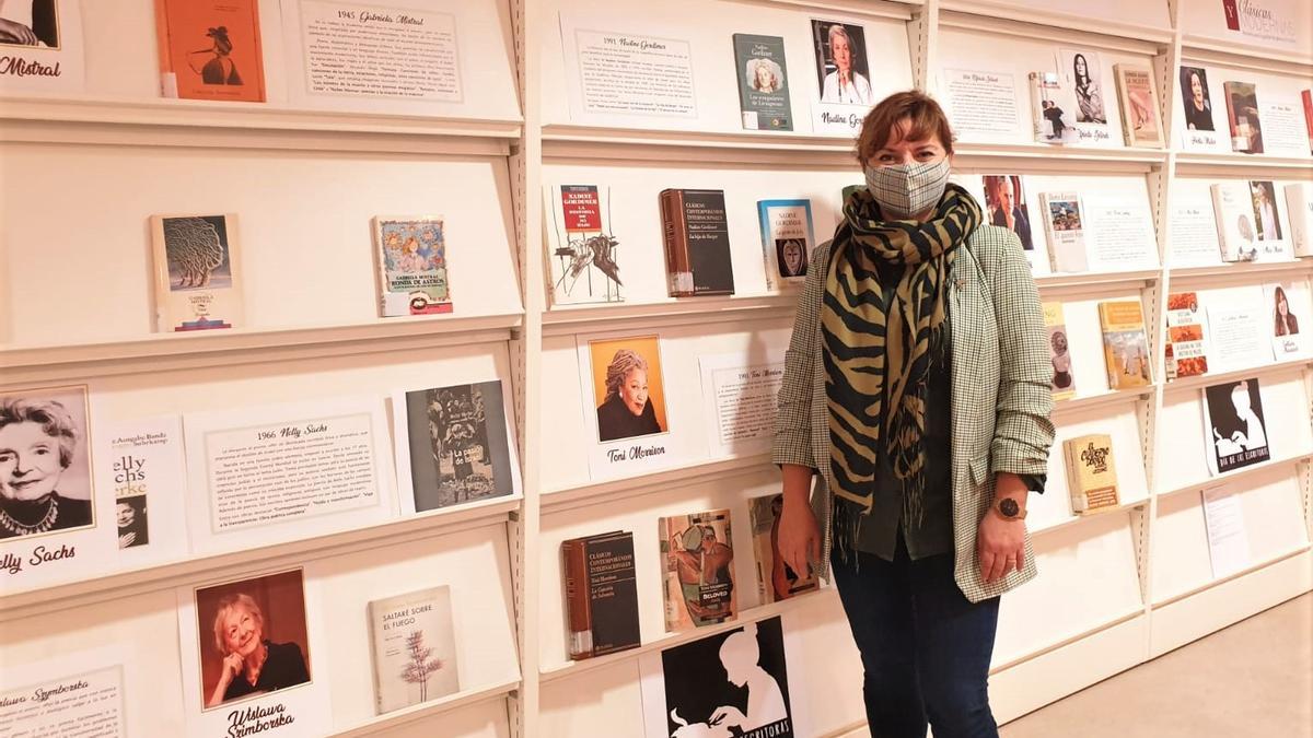 La concejala de Cultura, Rosa Vidal, en la muestra.