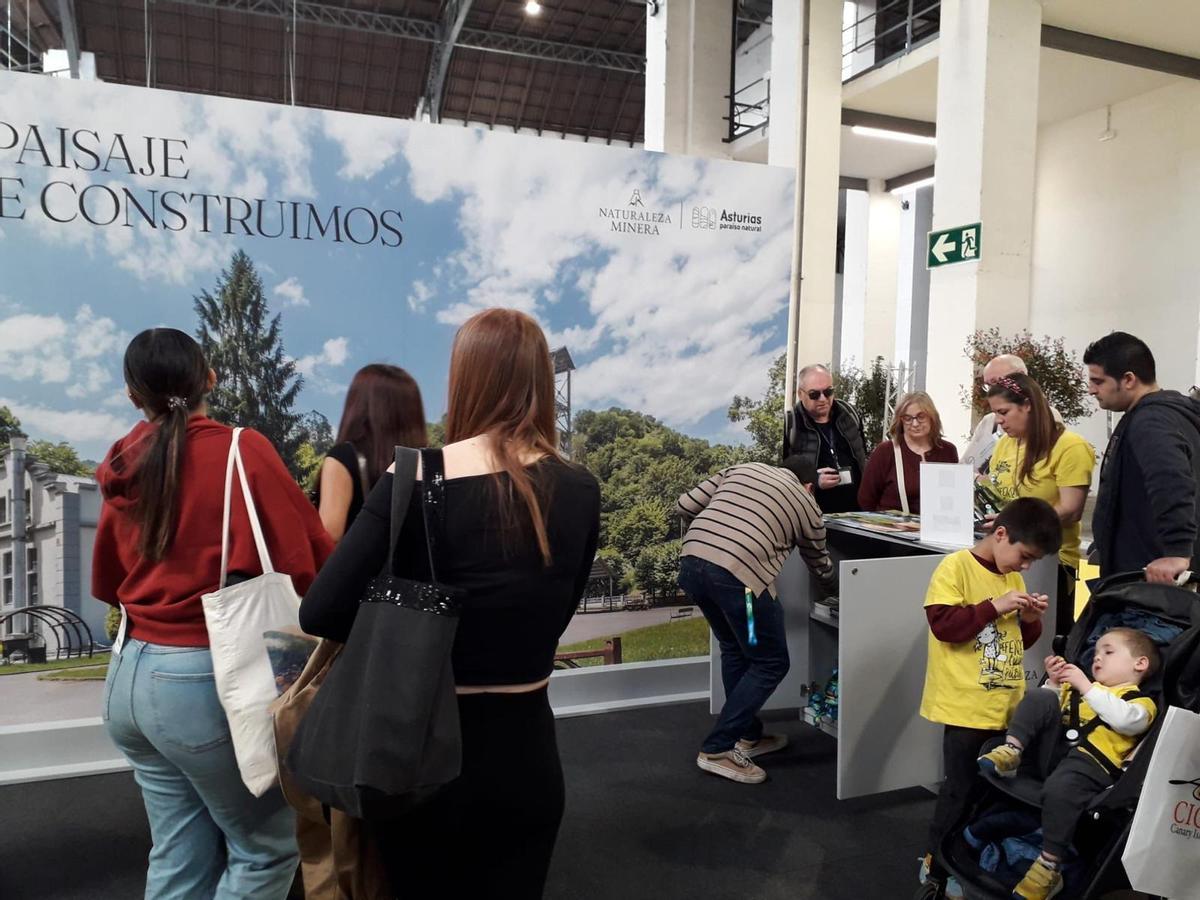 Público en el stand de Mieres en la feria de turismo industrial de Barcelona
