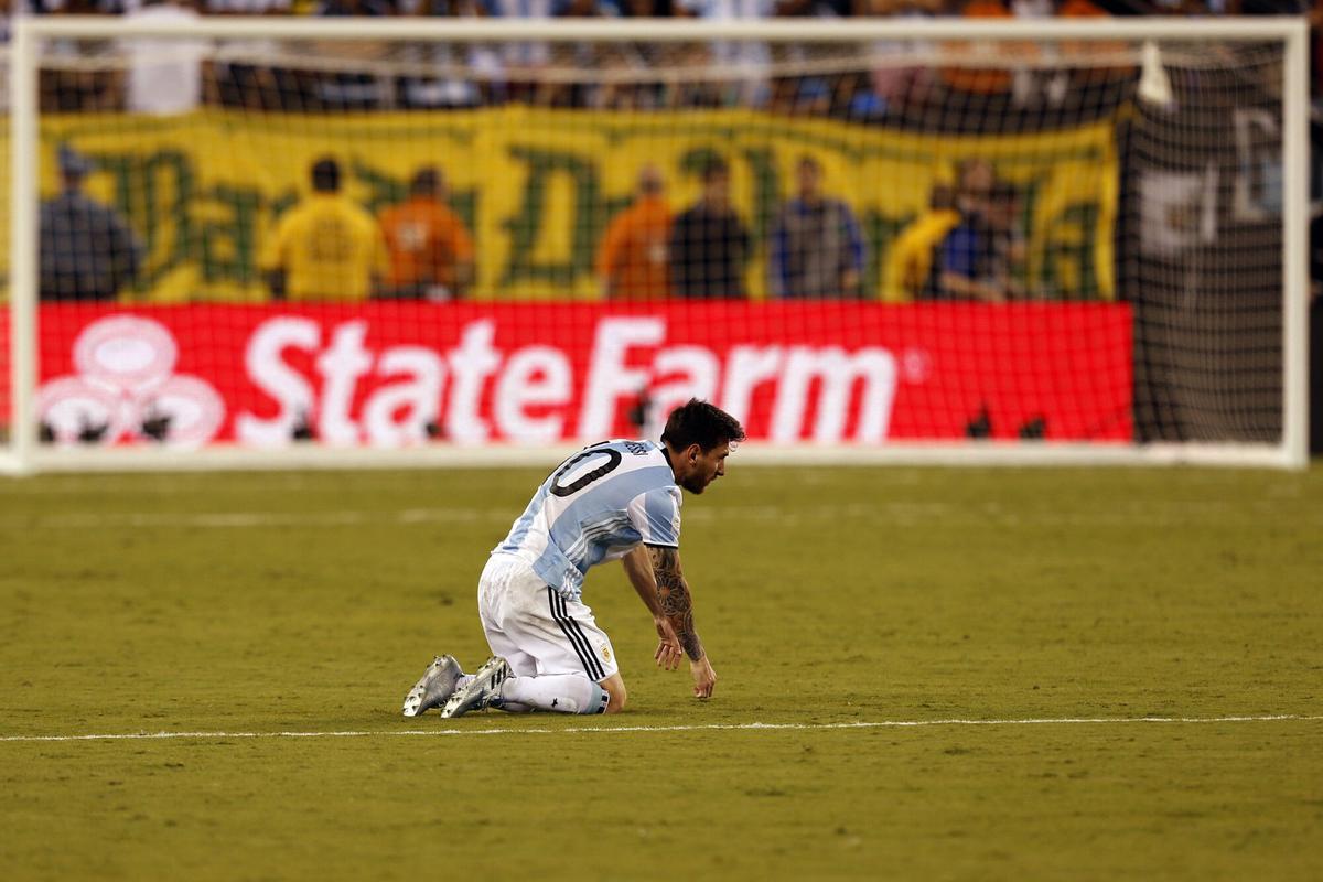 CDA263. EAST RUTHERFORD, (NJ, EE.UU.), 26/06/2016.- Lionel Messi de Argentina se lamenta luego de perder ante Chile en la final de la Copa América Centenario hoy, domingo 26 de junio de 2016, en el estadio MetLife de East Rutherford, Nueva Jersey (EE.UU.). EFE/MAURICIO DUEÑAS CASTAÑEDA. leo messi. seleccion argentina. copa america 2016 eeuu - partidos - argentina - chile. final. deportiva decepcion 2016 solo rodillas. estadio metlife