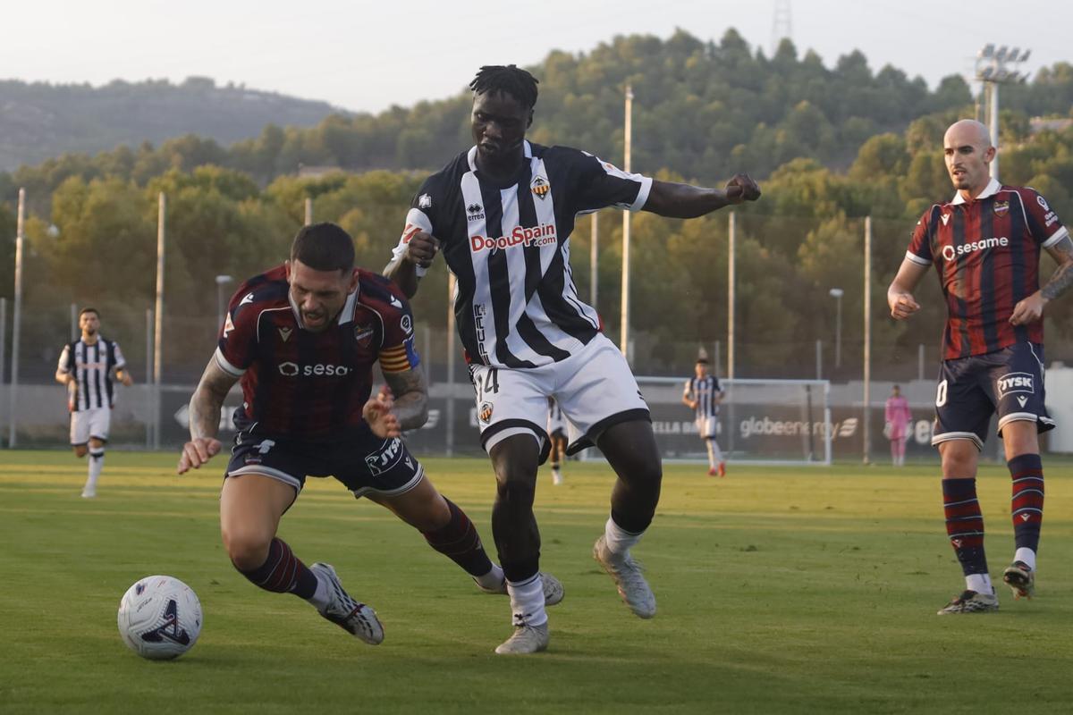 Nzanza pelea el balón ante Dela.