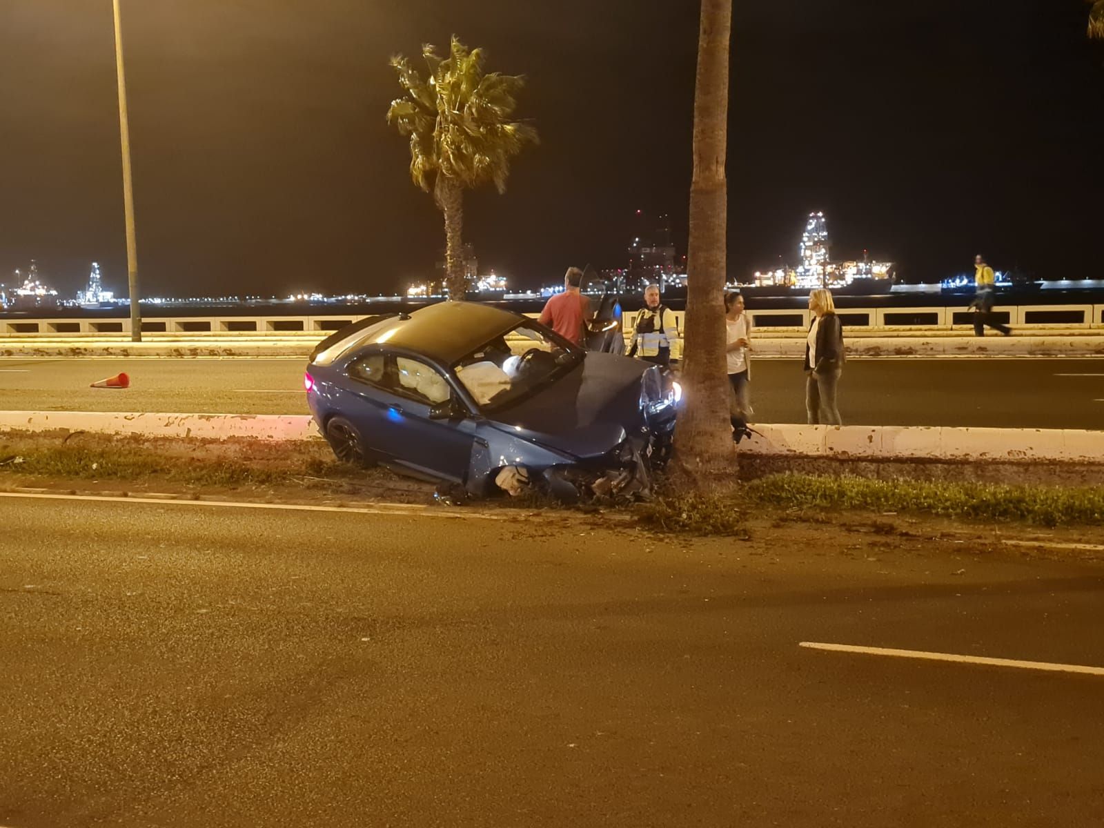 Accidente de un coche en el Avenida Marítima