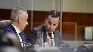 Los diputados de Vox Ángel Pelayo Gordillo y Óscar Fenández, ayer, en sus escaños.