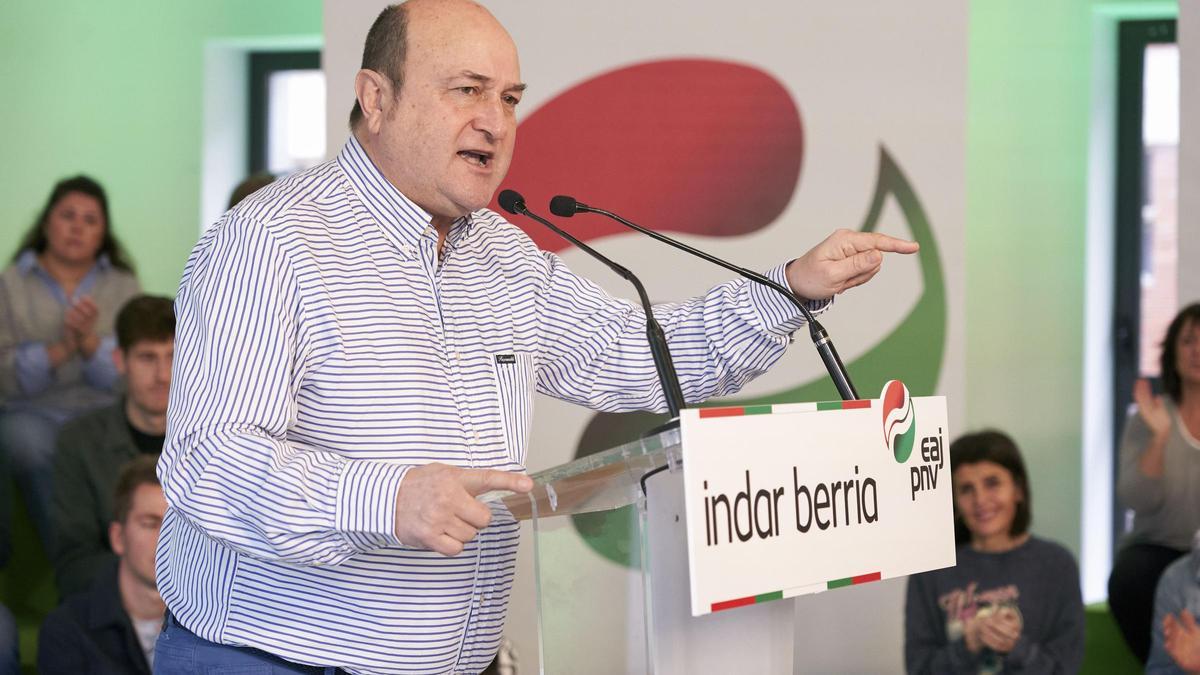 El presidente del PNV, Andoni Ortuzar, ha confrontado el papel de su partido al frente de las instituciones vascas con el de EH Bildu que se &quot;avergüenza de su pasado&quot;
