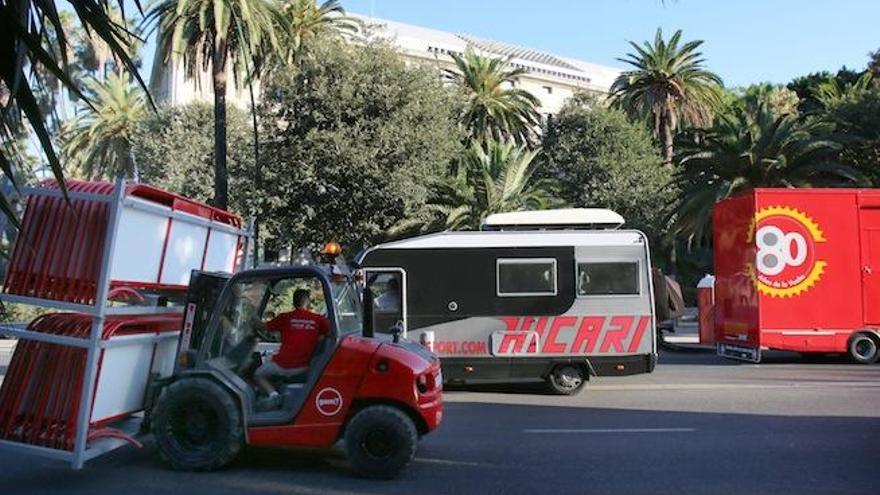 Los vehículos que acompañan la Vuelta Ciclista tomaron las calles del centro de Málaga.