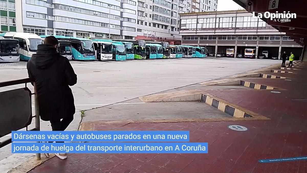 Dársenas vacías y autobuses parados en una nueva jornada de huelga del transporte interurbano en A Coruña