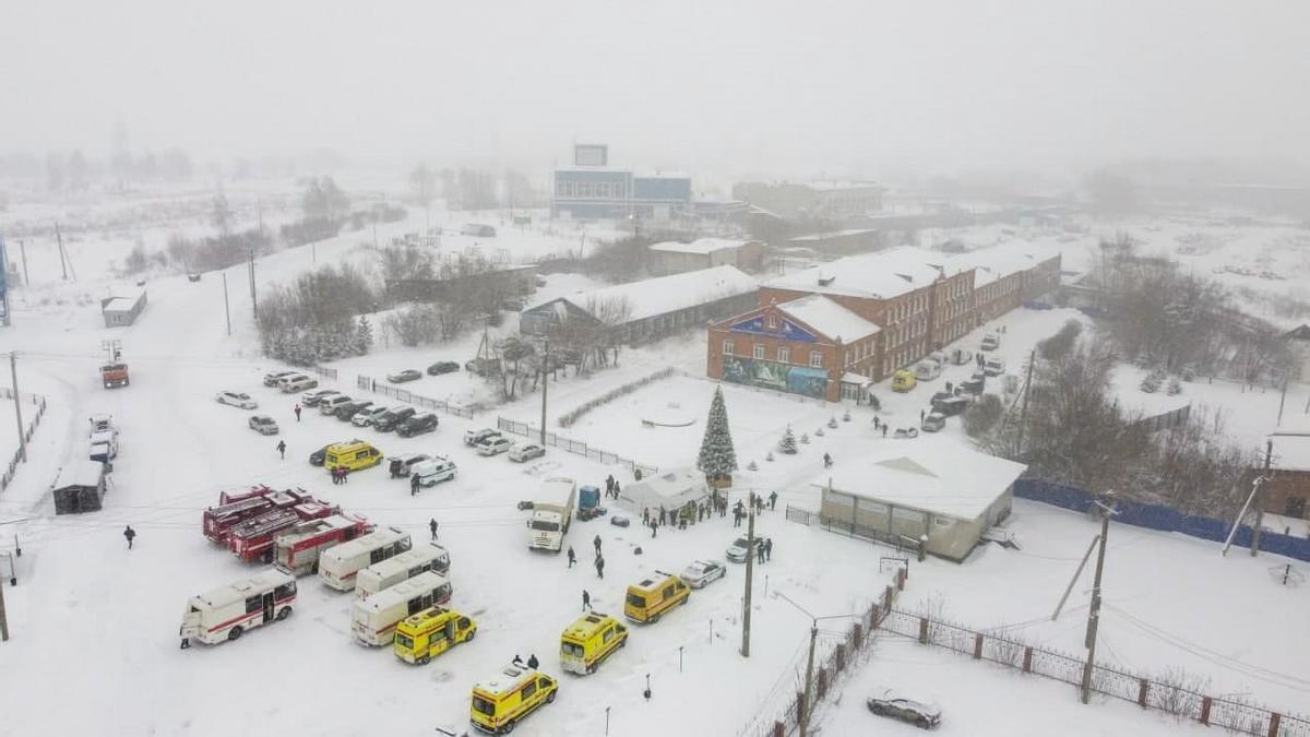 Socorristas rusos rescatan vivo a un médico socorrista de la mina en Siberia